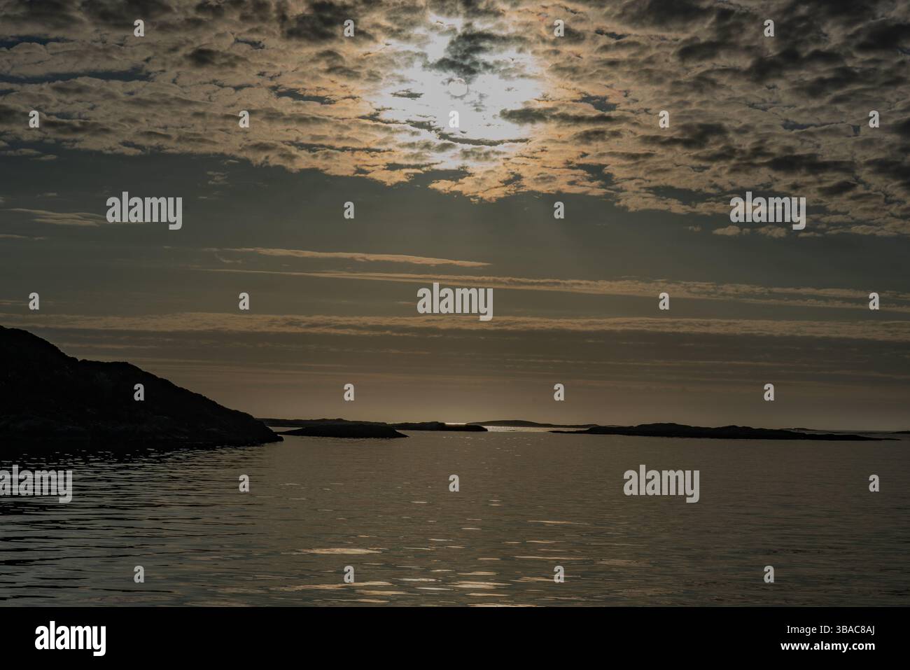 Orizzonte aperto mozzafiato del mare norvegese con le acque fredde, splendide viste in qualsiasi parte della giornata, in qualsiasi stagione o clima. Foto Stock