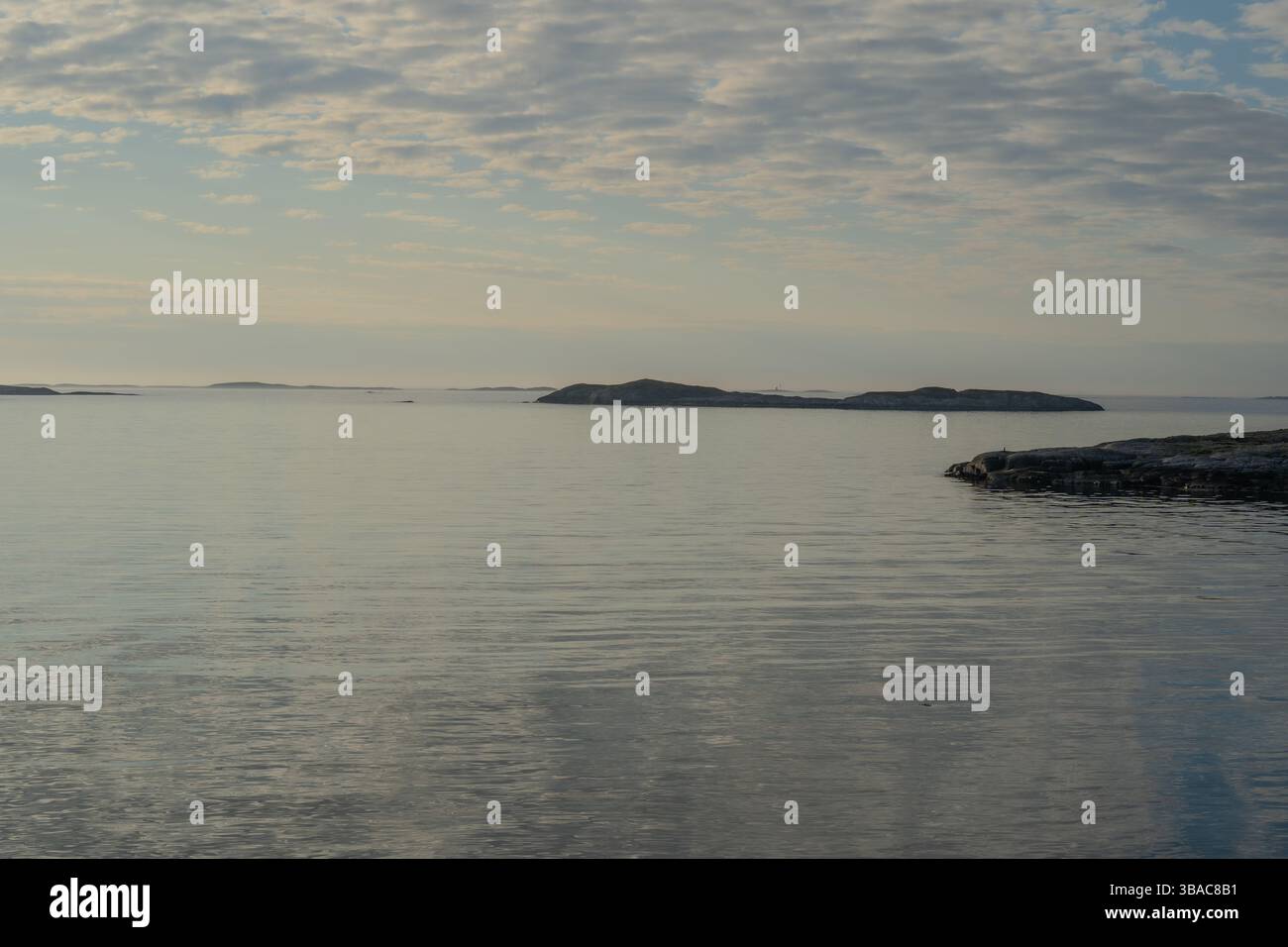 Orizzonte aperto mozzafiato del mare norvegese con le acque fredde, splendide viste in qualsiasi parte della giornata, in qualsiasi stagione o clima. Foto Stock