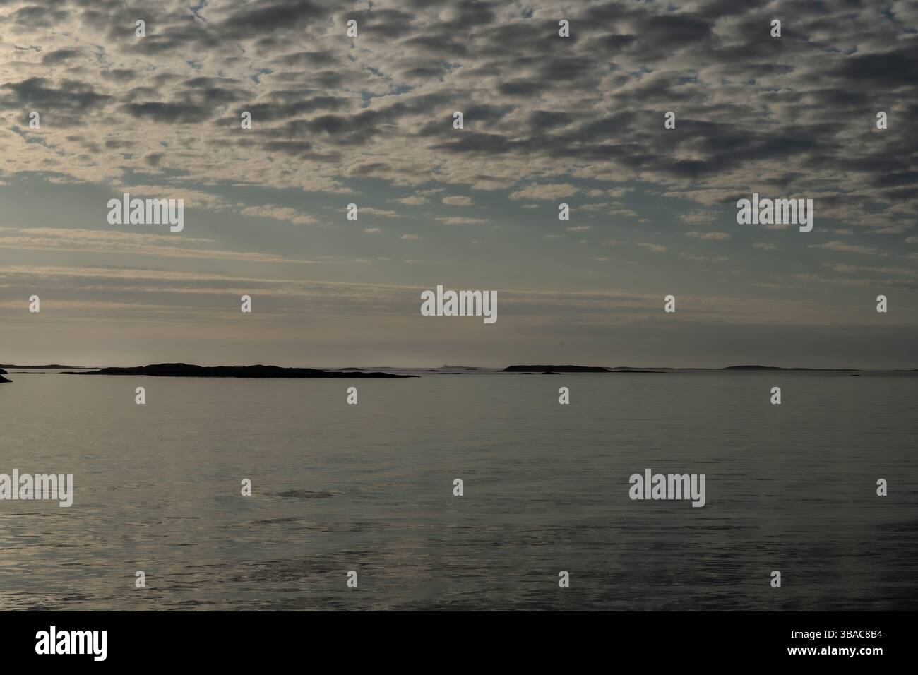 Orizzonte aperto mozzafiato del mare norvegese con le acque fredde, splendide viste in qualsiasi parte della giornata, in qualsiasi stagione o clima. Foto Stock