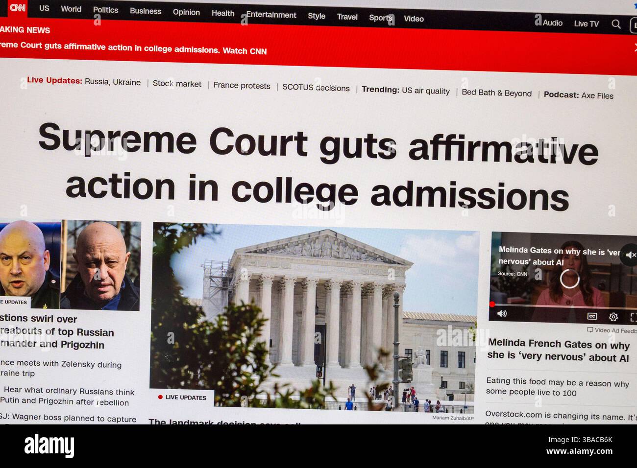 "La Corte Suprema ha il coraggio di agire in modo affermativo nelle ammissioni universitarie" titolo sul sito web della CNN, 29 giugno 2023. Foto Stock