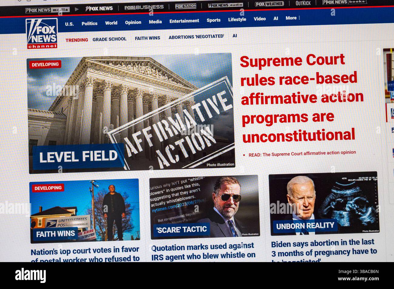 "La Corte Suprema stabilisce un'azione affermativa basata sulla razza..." Titolo sul sito Fox News, 29 giugno 2023. Foto Stock