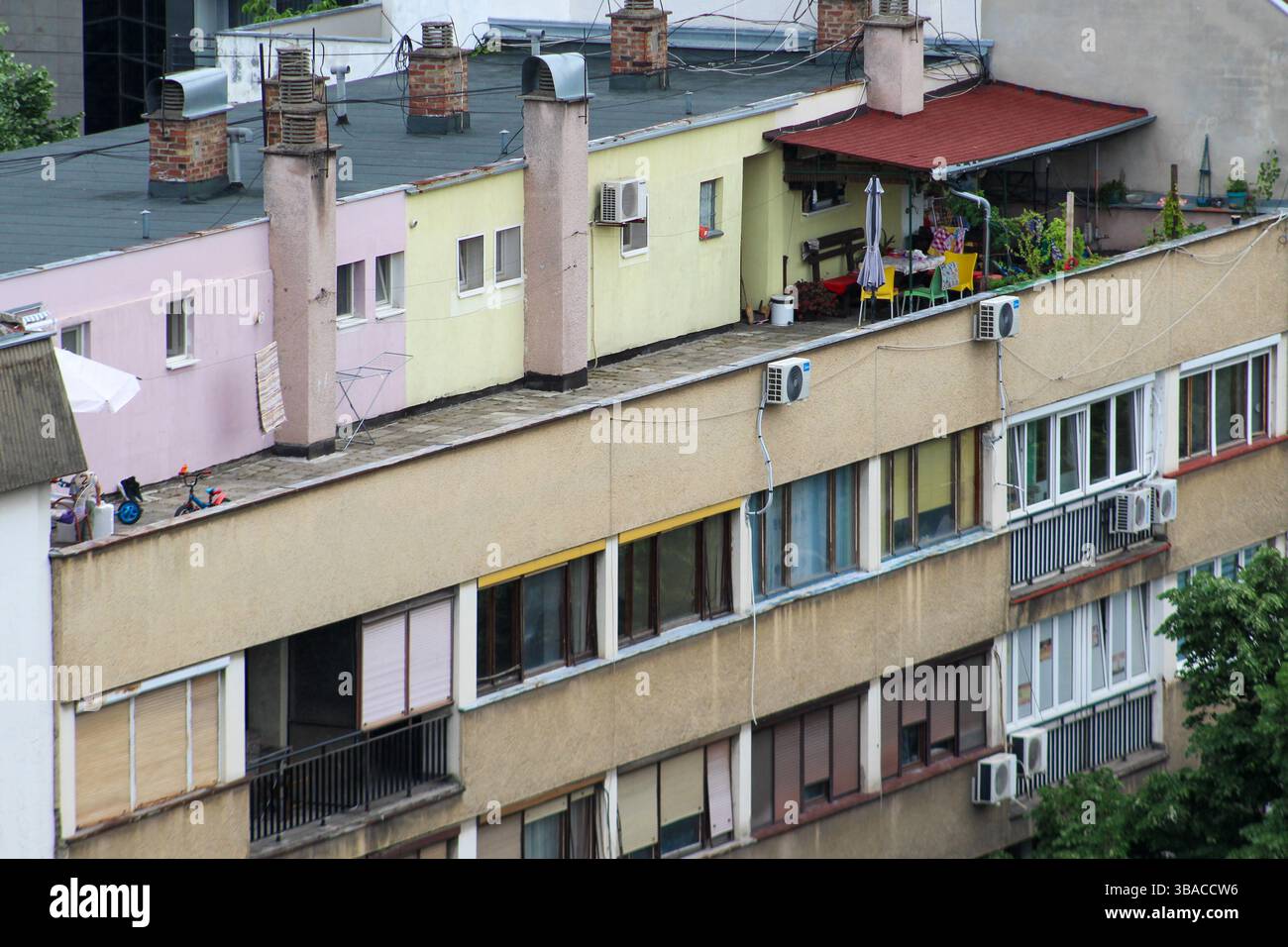 Appartamenti colorati sul tetto con balconi, aria condizionata e articoli per il giorno, che mostrano l'autentica vita urbana in un'area residenziale dell'Europa orientale. Foto Stock