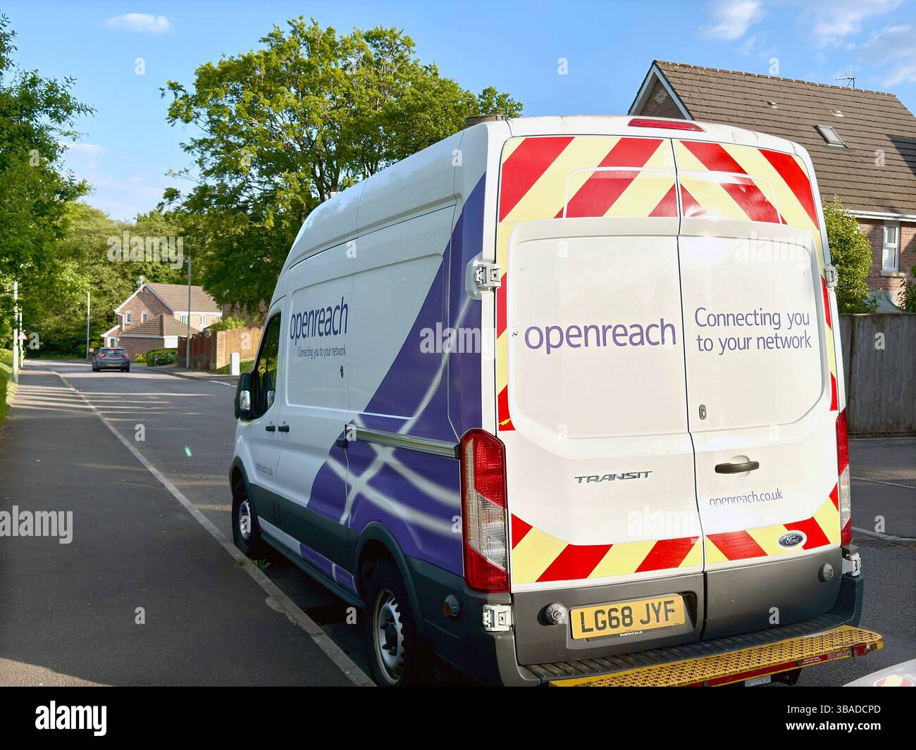 Pontypridd, Galles, Regno Unito - 9 maggio 2025: Furgone di proprietà della società BT Openreach braodband che parcheggia su una strada in una tenuta hoiusing, Foto Stock