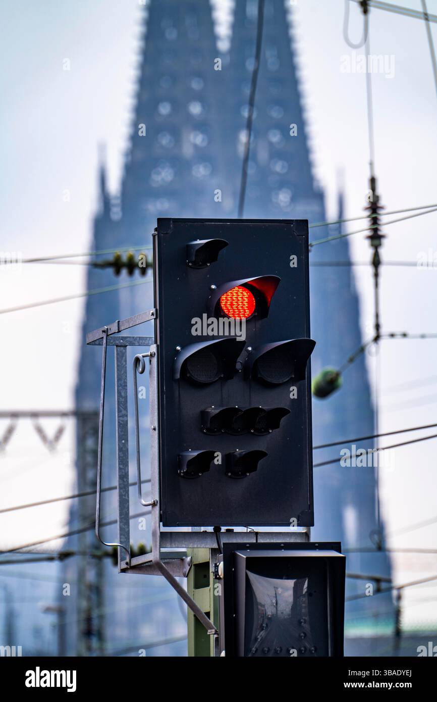 Linea ferroviaria tra la stazione centrale di Colonia e la stazione Hansaring di Colonia, la cattedrale di Colonia, segnale rosso, Renania settentrionale-Vestfalia, Germania Foto Stock