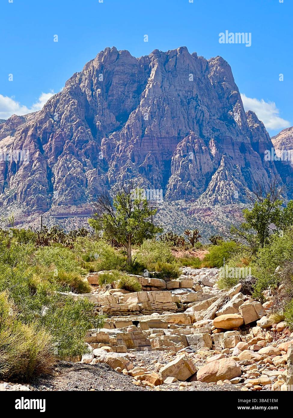 Le montagne primaverili sorgono sopra le cascate di calcare secco - Immagine stock catturata con smartphone