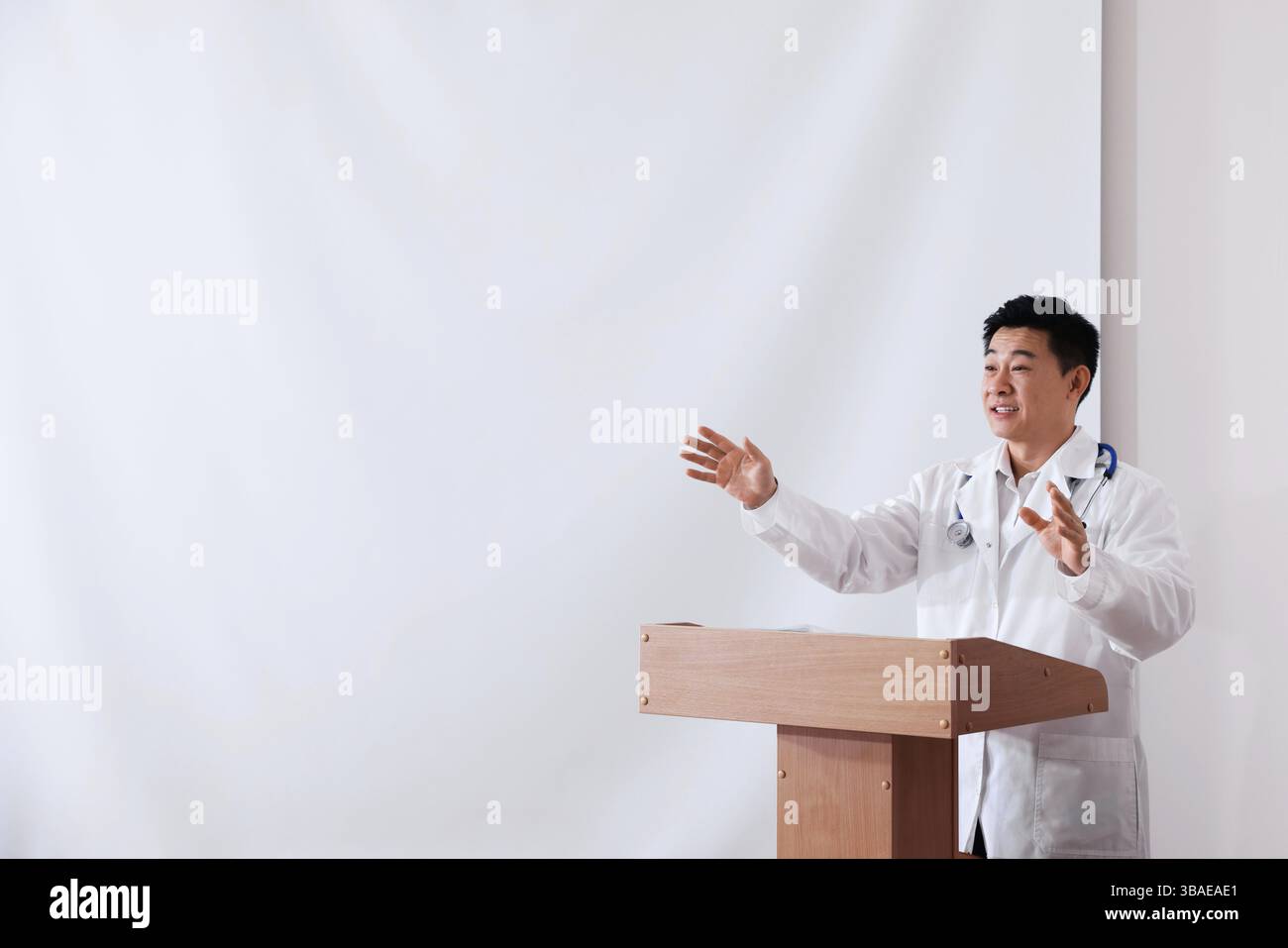 Dottore in conferenza in sala conferenze con schermo di proiezione Foto Stock