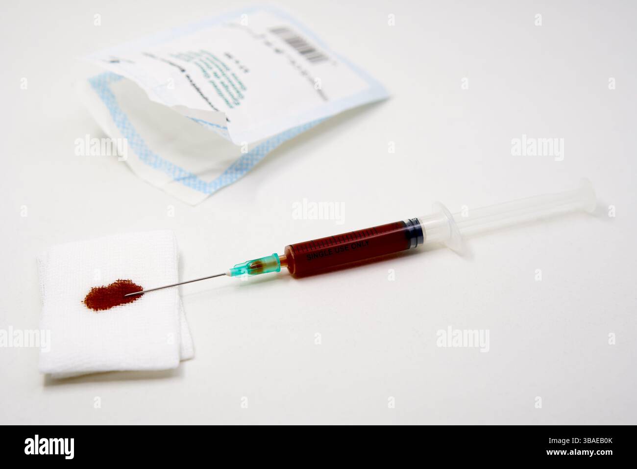 Prelievo di sangue per esami medici. Foto Stock