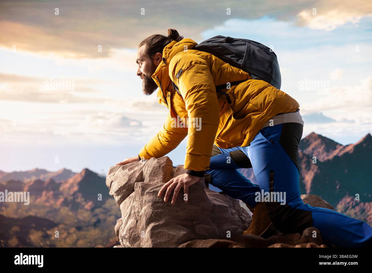 Ammira le spettacolari cime e nuvole delle montagne e ammira l'emozione dell'avventura e della perseveranza. Il viaggio rappresenta la forza e la crescita personale. Foto Stock