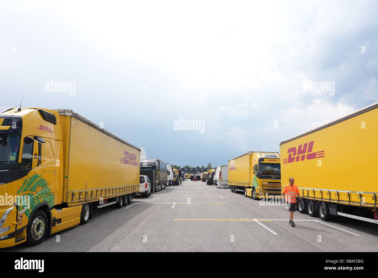 12 maggio 2025, autodromo Enzo e Dino Ferrari, Imola, Gran Premio di Formula 1 Emilia Romagna 2025, nei camion illustrati sulla linea di partenza-arrivo a Imola. Foto Stock
