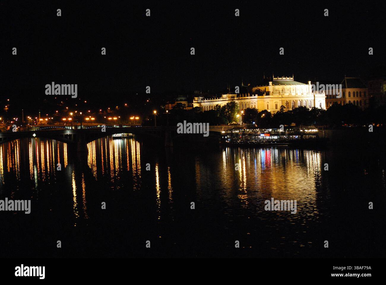 Vista notturna sul fiume Moldava di un Rudolfinium illuminato Foto Stock