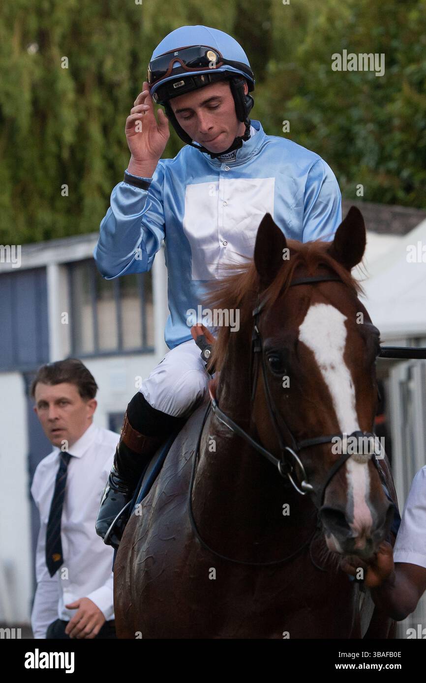 Windsor, Berkshire, Regno Unito. 12 maggio 2025. Cavallo di LA MANCHA guidato dal fantino Rossa Ryan vince il Fitzdares World of Sport Podcast handicap Stakes, Classe 5 all'ippodromo Royal Windsor di Windsor, Berkshire, al Monday Night Mediterranean Racenight. Proprietario Cayton Park Stud Limited, allenatore Jim Boyle, Epsom, allevatore Chasemore Farm, sponsor Jim Boyle Racing. Crediti: Maureen McLean/Alamy Live News Foto Stock Windsor, Berkshire, Regno Unito. 12 maggio 2025. Cavallo di LA MANCHA guidato dal fantino Rossa Ryan vince il Fitzdares World of Sport Podcast handicap Stakes, Classe 5 all'ippodromo Royal Windsor di Windsor, Berkshire, al Monday Night Mediterranean Racenight. Proprietario Cayton Park Stud Limited, allenatore Jim Boyle, Epsom, allevatore Chasemore Farm, sponsor Jim Boyle Racing. Crediti: Maureen McLean/Alamy Live News Foto Stock
