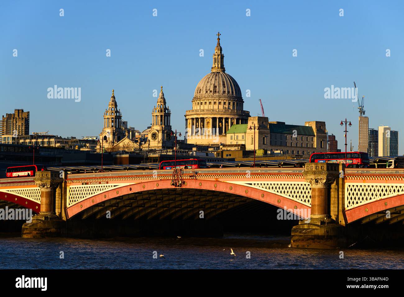 Londra, Regno Unito - 1° aprile 2025; Duomo della Cattedrale di St Paul che sorge sopra il Blackfriars Bridge sul Tamigi Foto Stock