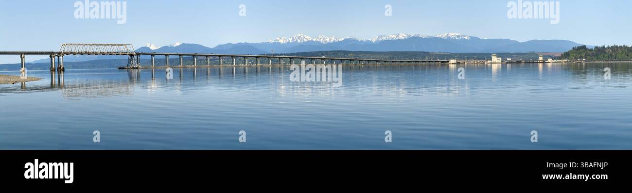 Ampio panorama del Ponte galleggiante del canale Hood e delle Olympic Mountains sotto il cielo blu Foto Stock