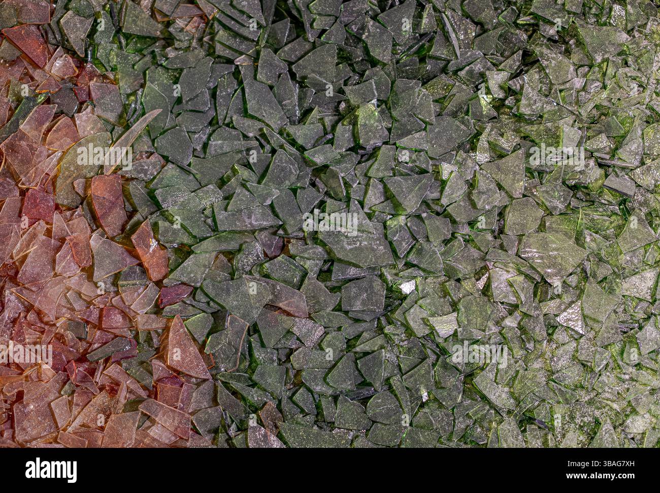 Frammenti di fogli di plastica trasparenti e colorati, danneggiati, sporchi, rovinati e usurati. Sfondo astratto. Foto Stock