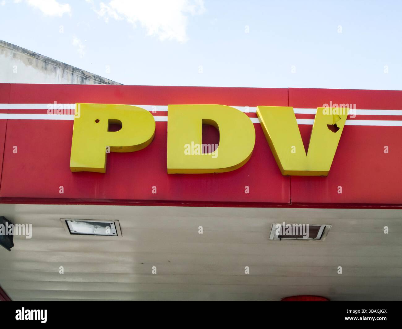 Emblema dell'iconica compagnia petrolifera venezuelana, Petroleos de Venezuela, PDVSA e uno dei suoi marchi PDV che trovate sono le stazioni di servizio.Editorial, e Foto Stock