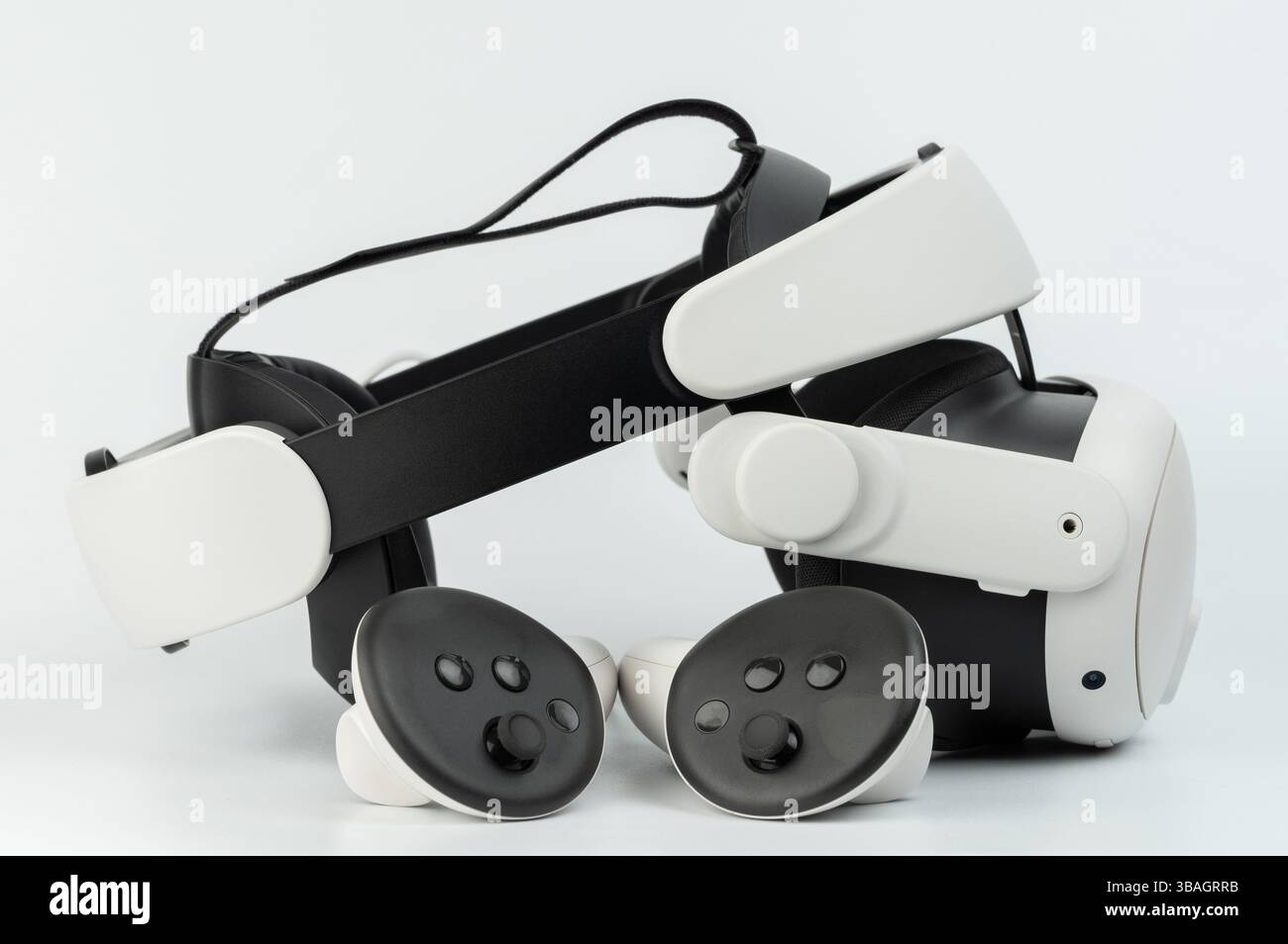 Il moderno visore per la realtà virtuale è dotato di controller e presenta una tecnologia avanzata ideale per le sessioni di gioco. Foto Stock