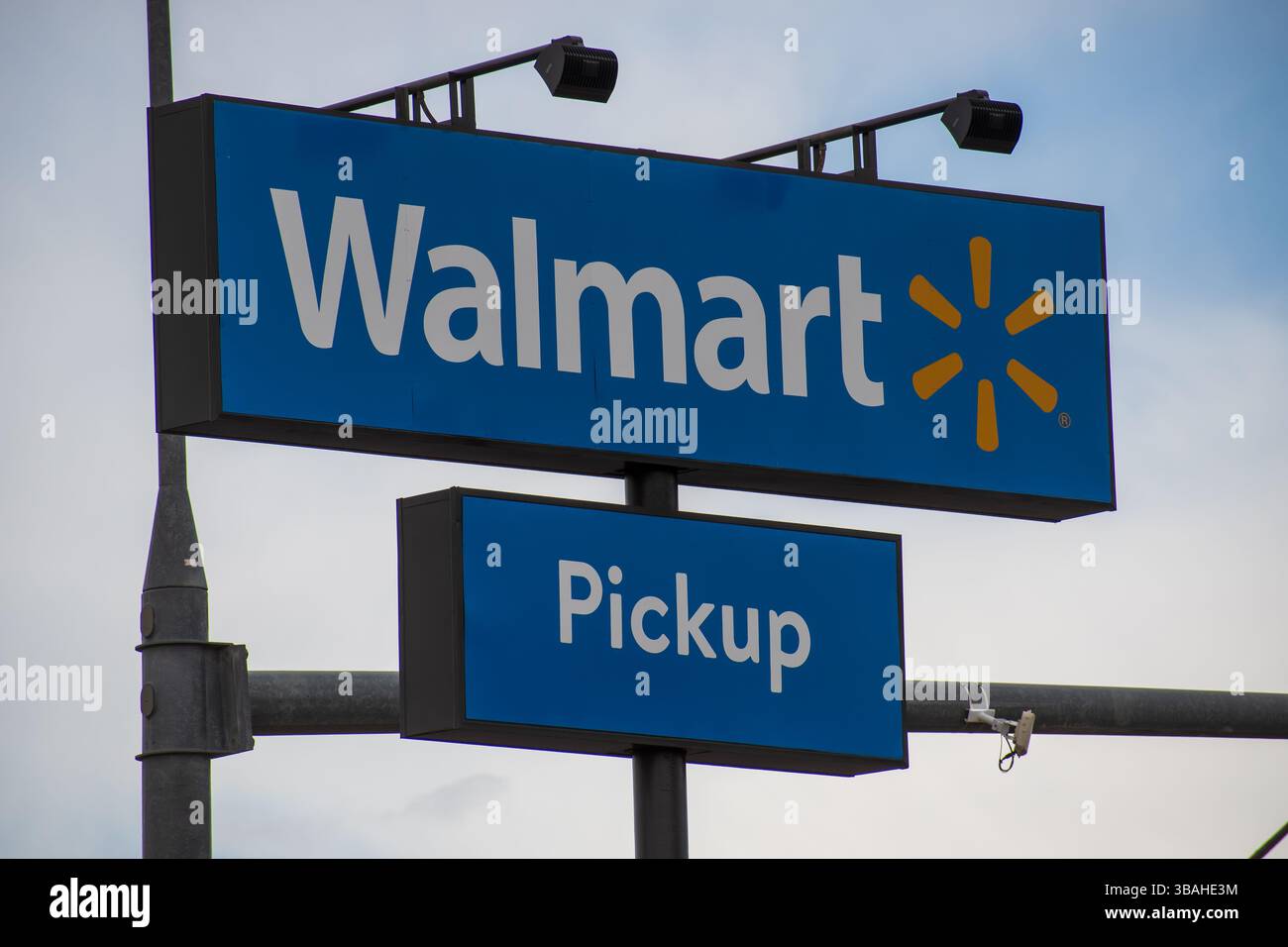 ST. GEORGE, Utah, Stati Uniti - 4 MAGGIO 2025: Un negozio Walmart si trova a St. George, Utah, Stati Uniti. Foto Stock
