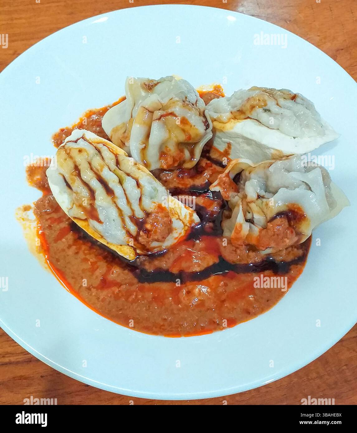 Siomay, è un gnocco di pesce al vapore della Sundanese indonesiana con verdure servite in salsa di arachidi. E' considerato un pasto leggero. Foto Stock