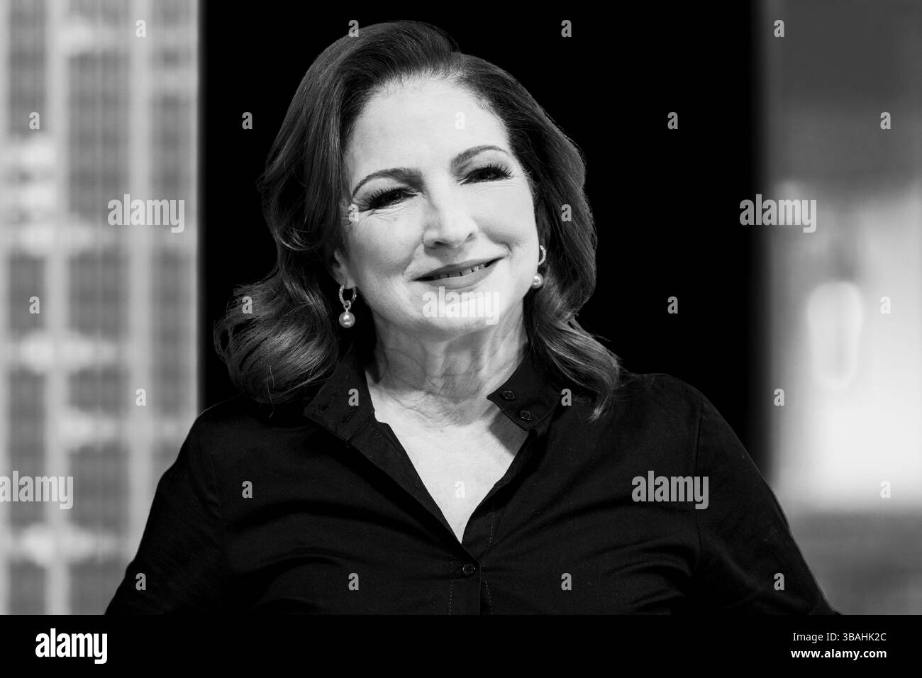 New York, NY, 12 maggio 2025: Gloria Estefan visita l'Empire State Building per l'illuminazione cerimoniale per celebrare i 50 anni della sua carriera musicale e l'uscita dell'album in lingua spagnola "Raices". Crediti: Lev Radin/Alamy News Live Foto Stock