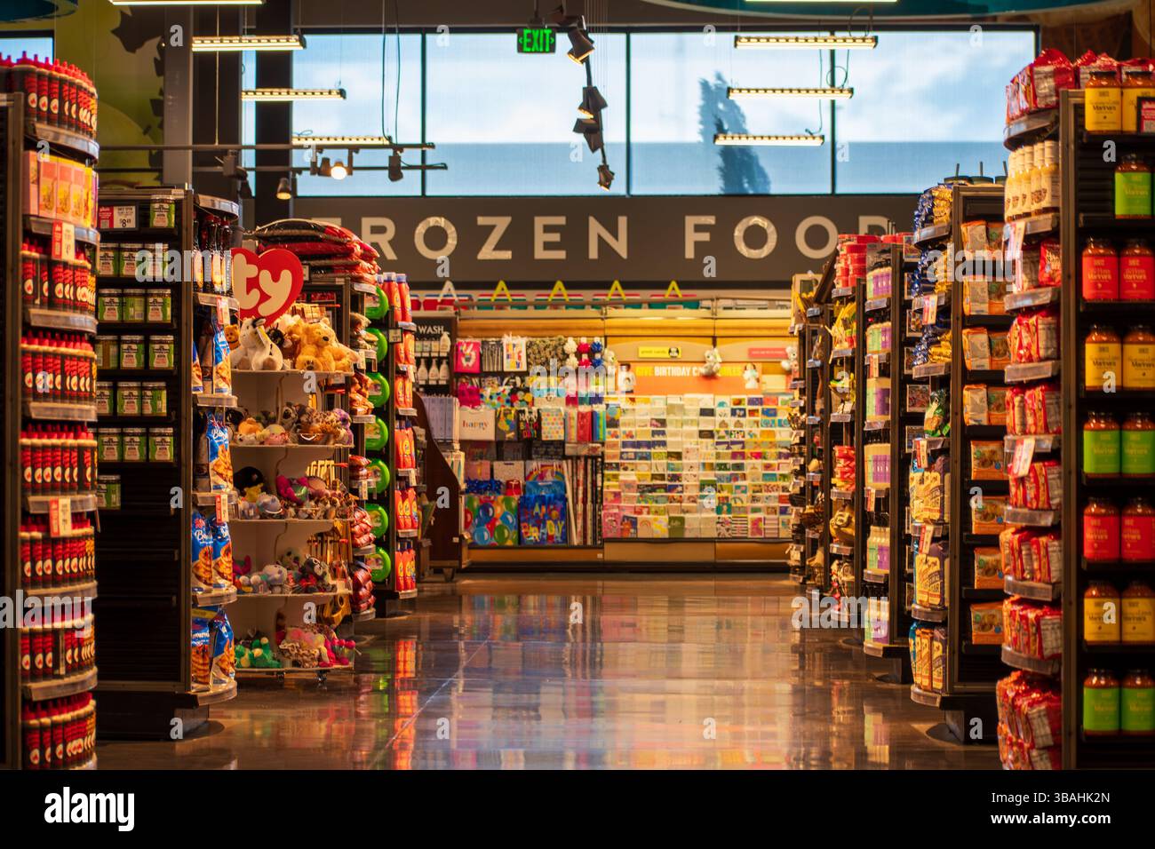 St. George, UT, 4 maggio 2025: Corridoio del supermercato con scaffali pieni di prodotti alimentari, che illustrano la vendita al dettaglio di alimentari e beni di consumo in un negozio moderno. Foto Stock