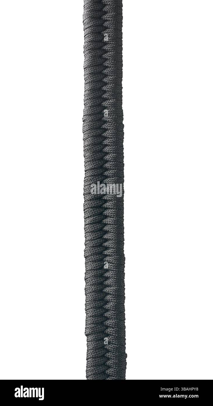 primo piano di corda o cavo neri intrecciati con fondo bianco isolato, materiale resistente e resistente nei prodotti per l'attrezzatura da campeggio o da trekking Foto Stock