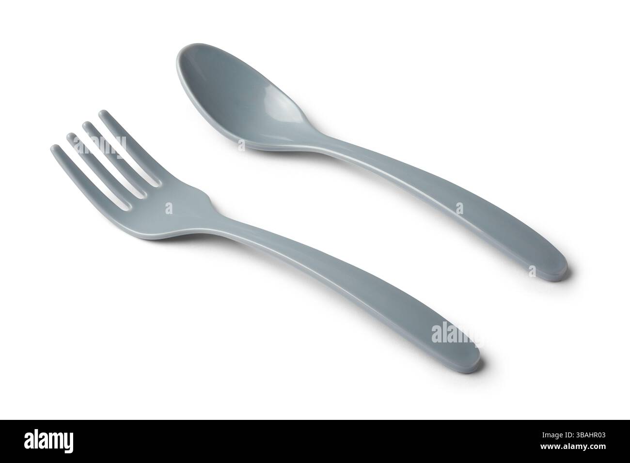 primo piano di forchetta di plastica e cucchiaio sfondo bianco isolato con ombre, utilizzato per mangiare cibo in movimento come picnic, feste o pasti fast food Foto Stock