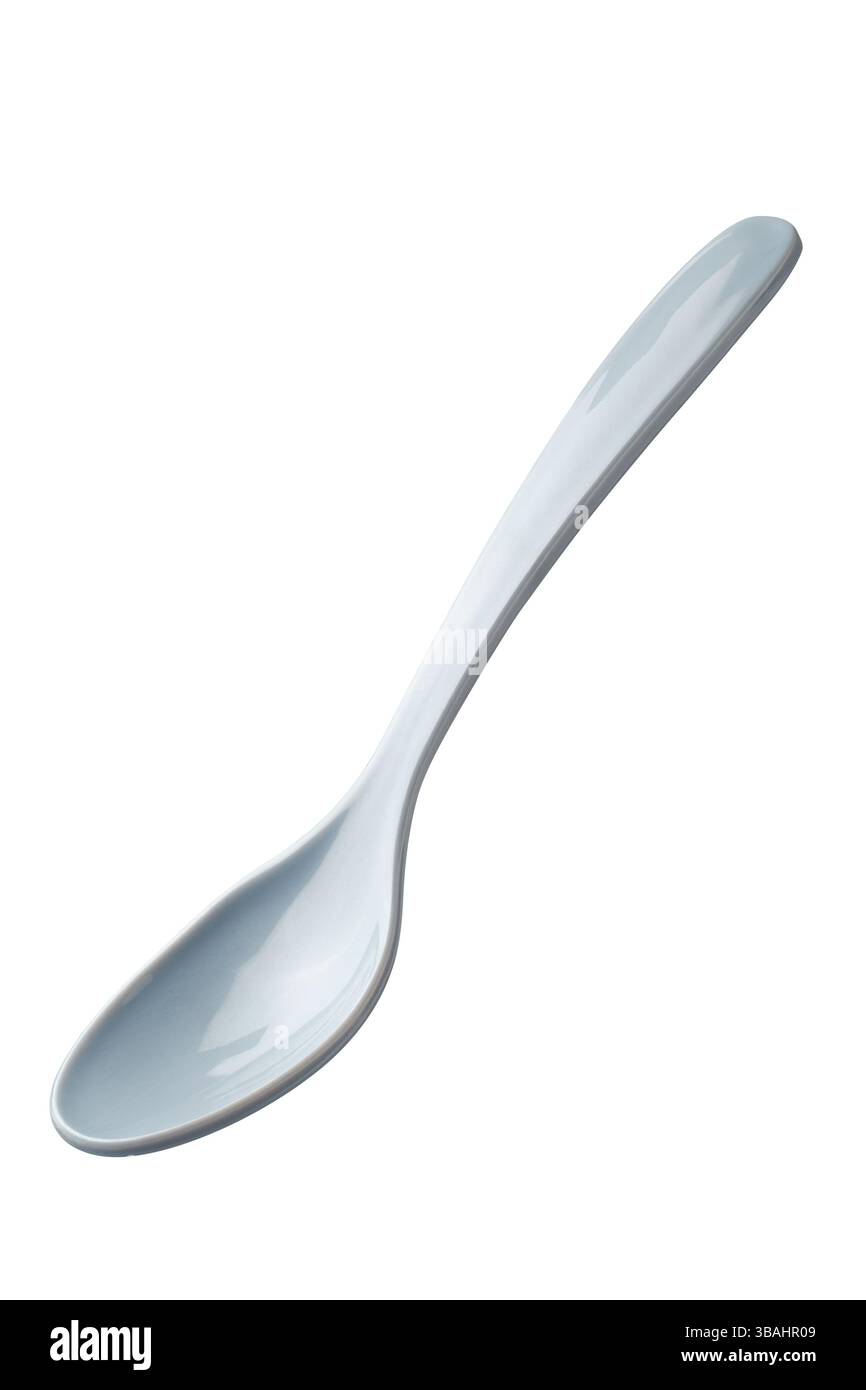 primo piano di cucchiaio di plastica sfondo bianco isolato, posate utilizzate per mangiare cibo in movimento come picnic, feste o pasti fast food Foto Stock