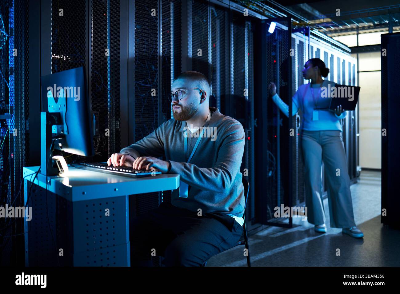 Gestione delle operazioni nella sala server con apparecchiature avanzate Foto Stock