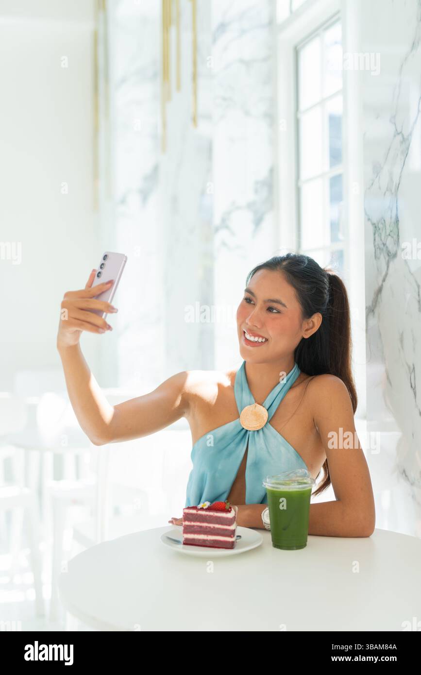 Ritratto di una bella giovane donna asiatica al ristorante Foto Stock