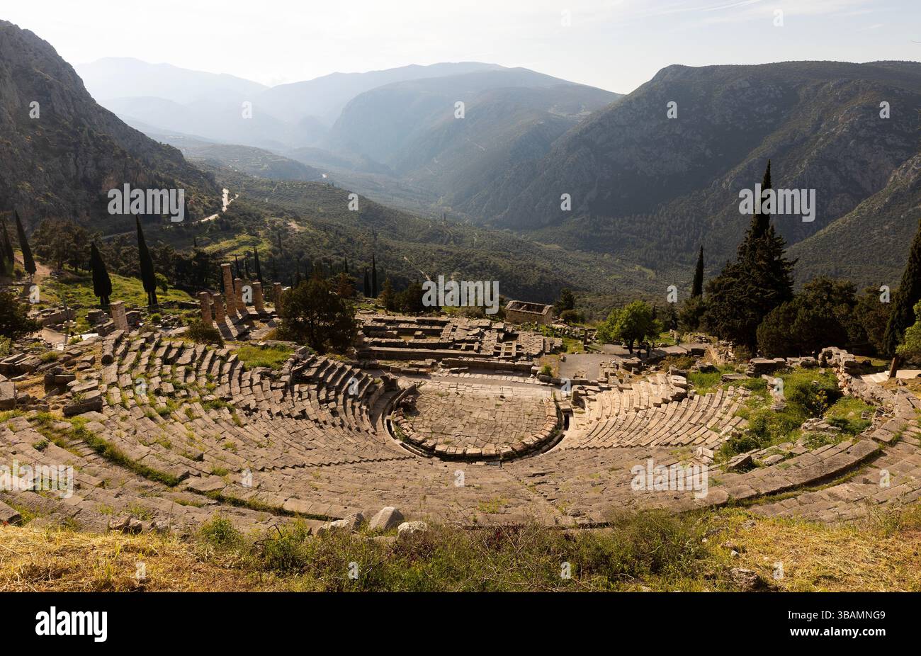 Il Tempio di Apollo, noto anche come Apollonio, era una parte importante del santuario religioso panellenico situato nella Grecia centrale a Delfi. Delphi An Foto Stock