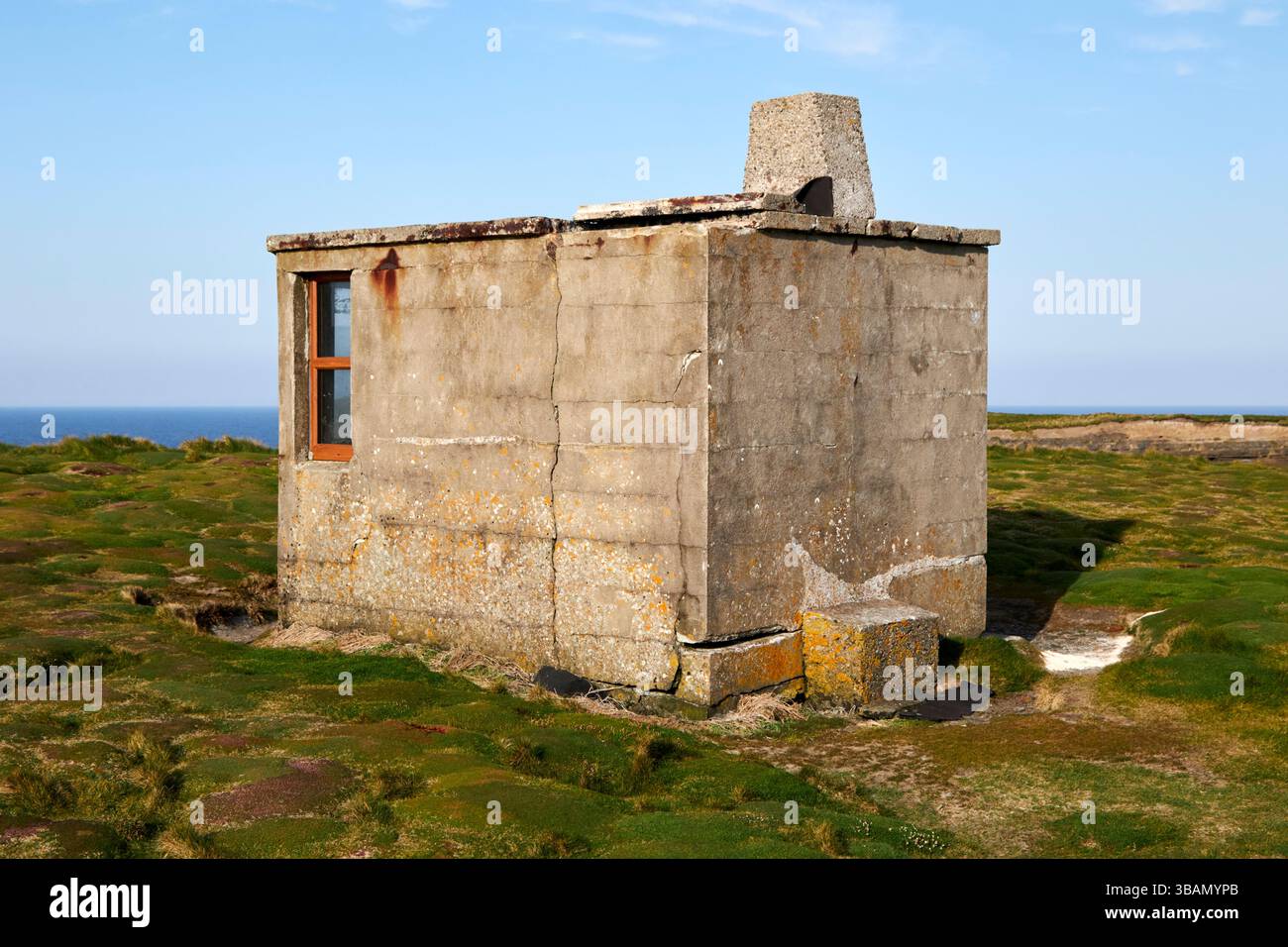 posto di osservazione della guardia costiera della seconda guerra mondiale sulle scogliere marine a downpatrick, contea di mayo, repubblica d'irlanda Foto Stock