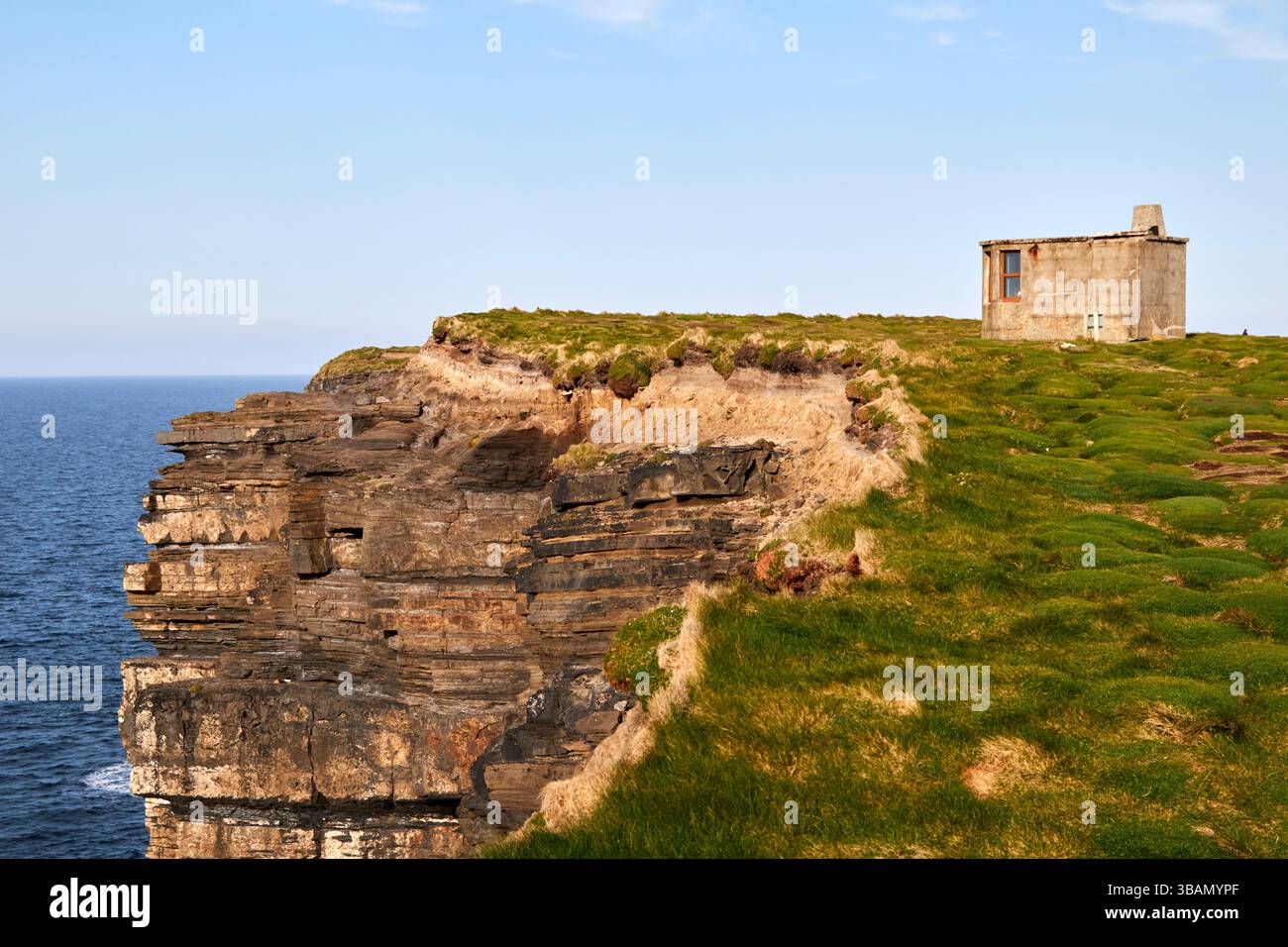 posto di osservazione della guardia costiera della seconda guerra mondiale sulle scogliere marine a downpatrick, contea di mayo, repubblica d'irlanda Foto Stock