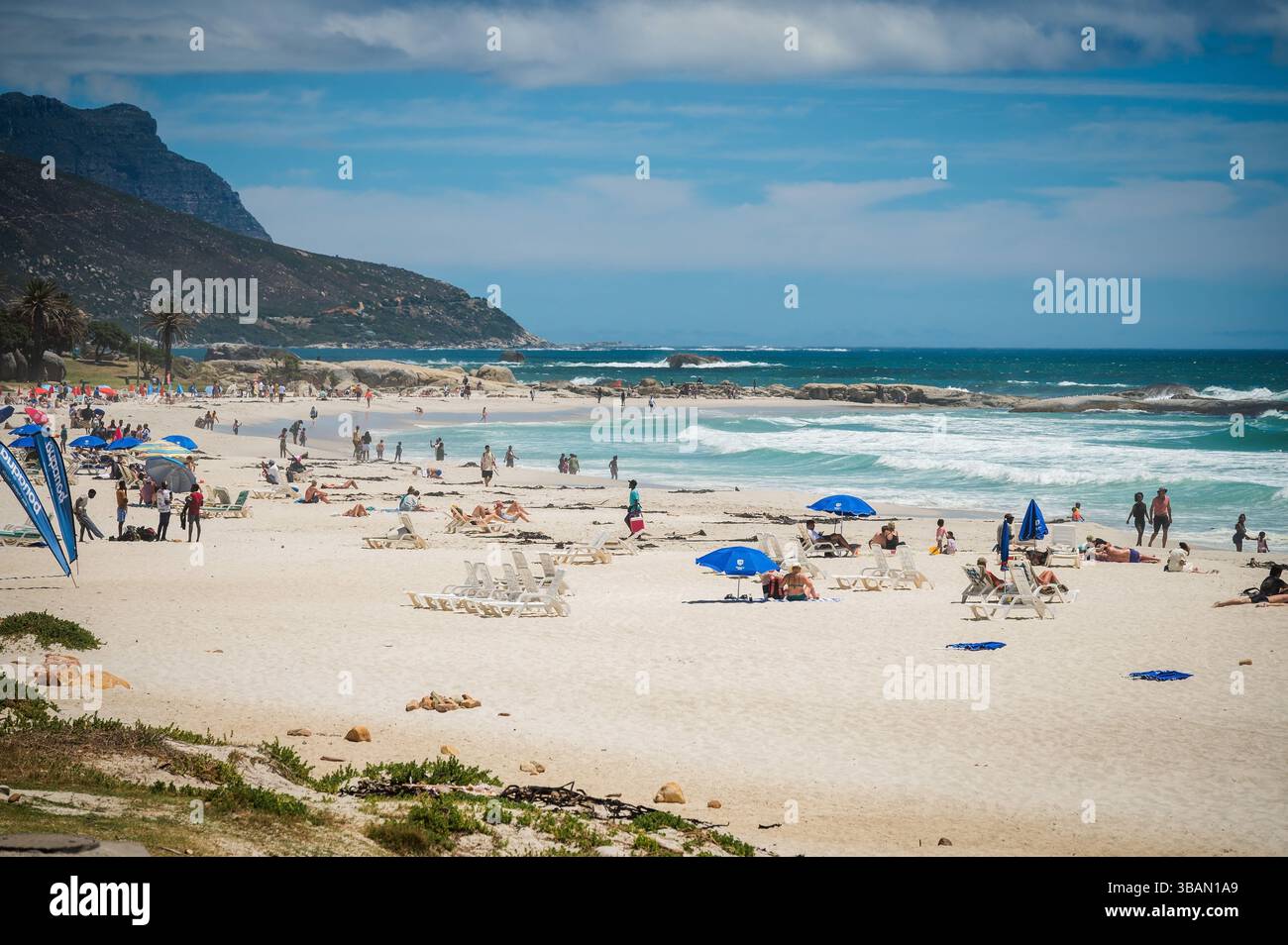 Gente del quartiere della spiaggia di Camps Bay. Città del Capo, Sud Africa. Foto Stock