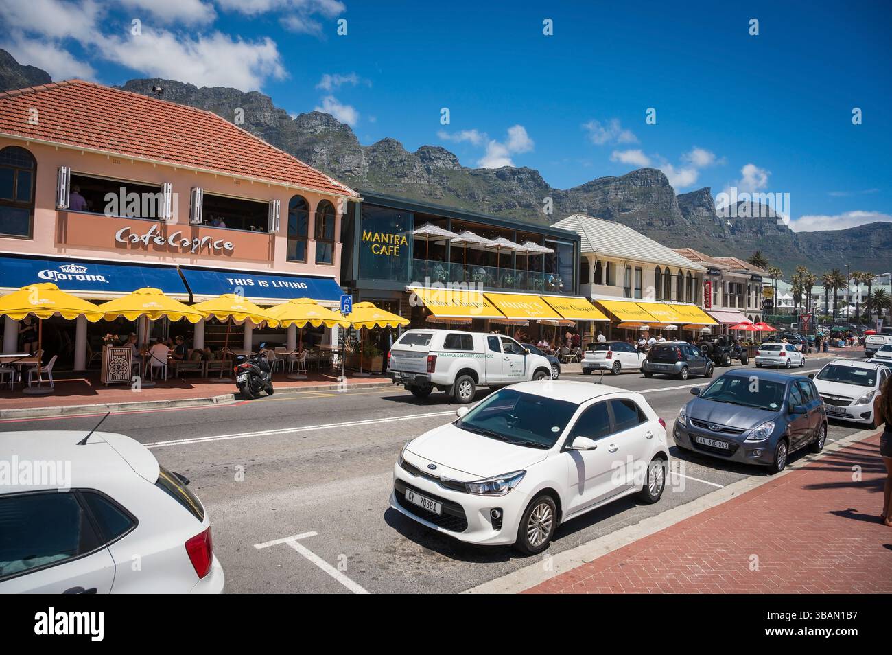 Gente del quartiere della spiaggia di Camps Bay. Città del Capo, Sud Africa. Foto Stock