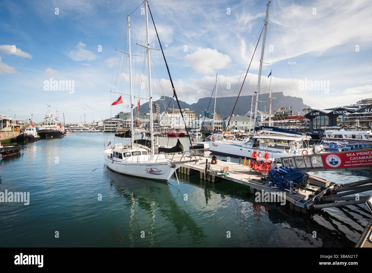 Yacht e barche a vela legati al V&A Waterfront di città del Capo in Sudafrica con Table Mountain sullo sfondo. Foto Stock