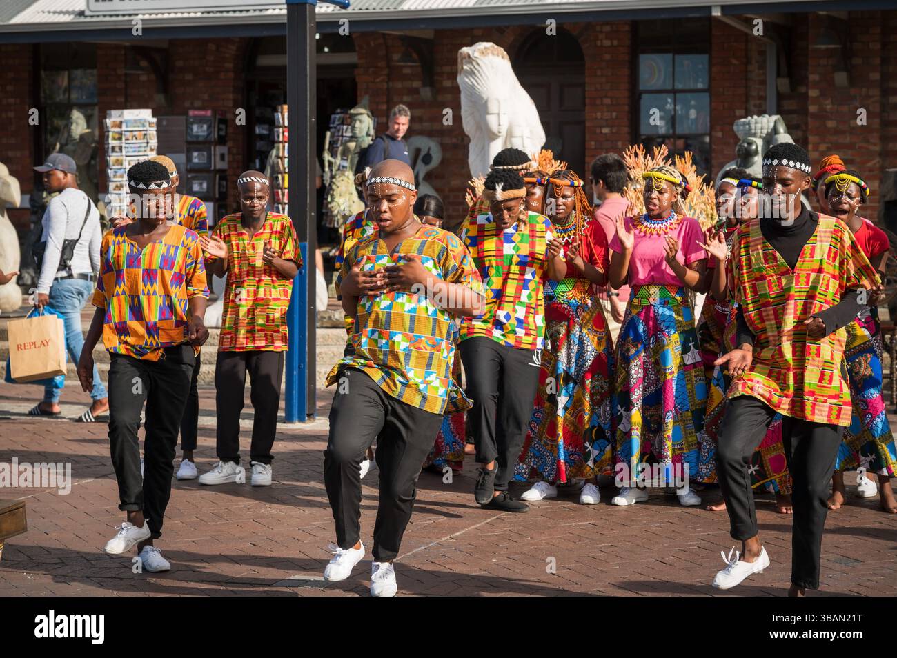 Ballerini tradizionali si esibiscono al V&A Waterfront di città del Capo in Sudafrica. Foto Stock