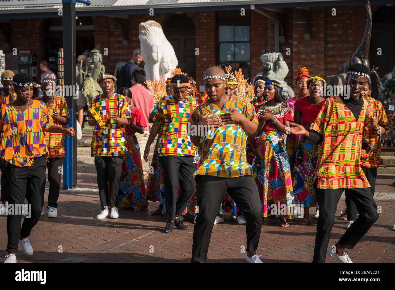 Ballerini tradizionali si esibiscono al V&A Waterfront di città del Capo in Sudafrica. Foto Stock