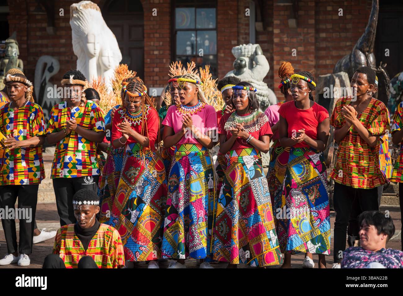 Ballerini tradizionali si esibiscono al V&A Waterfront di città del Capo in Sudafrica. Foto Stock
