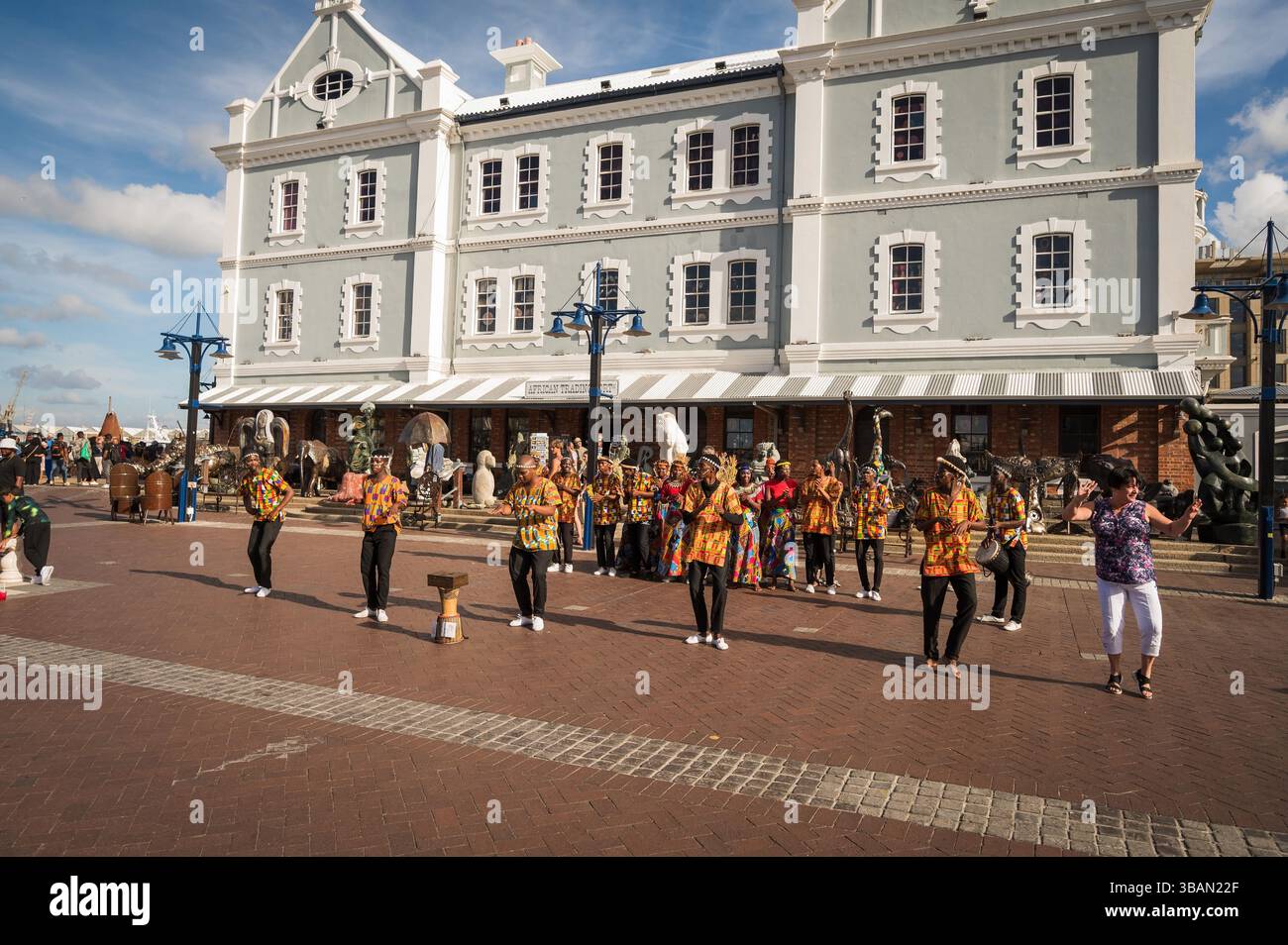 Ballerini tradizionali si esibiscono al V&A Waterfront di città del Capo in Sudafrica. Foto Stock