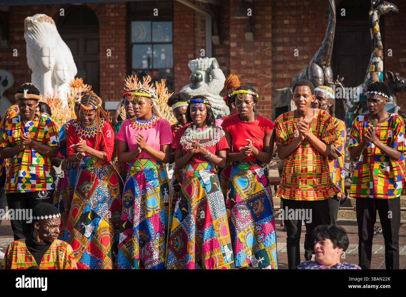 Ballerini tradizionali si esibiscono al V&A Waterfront di città del Capo in Sudafrica. Foto Stock