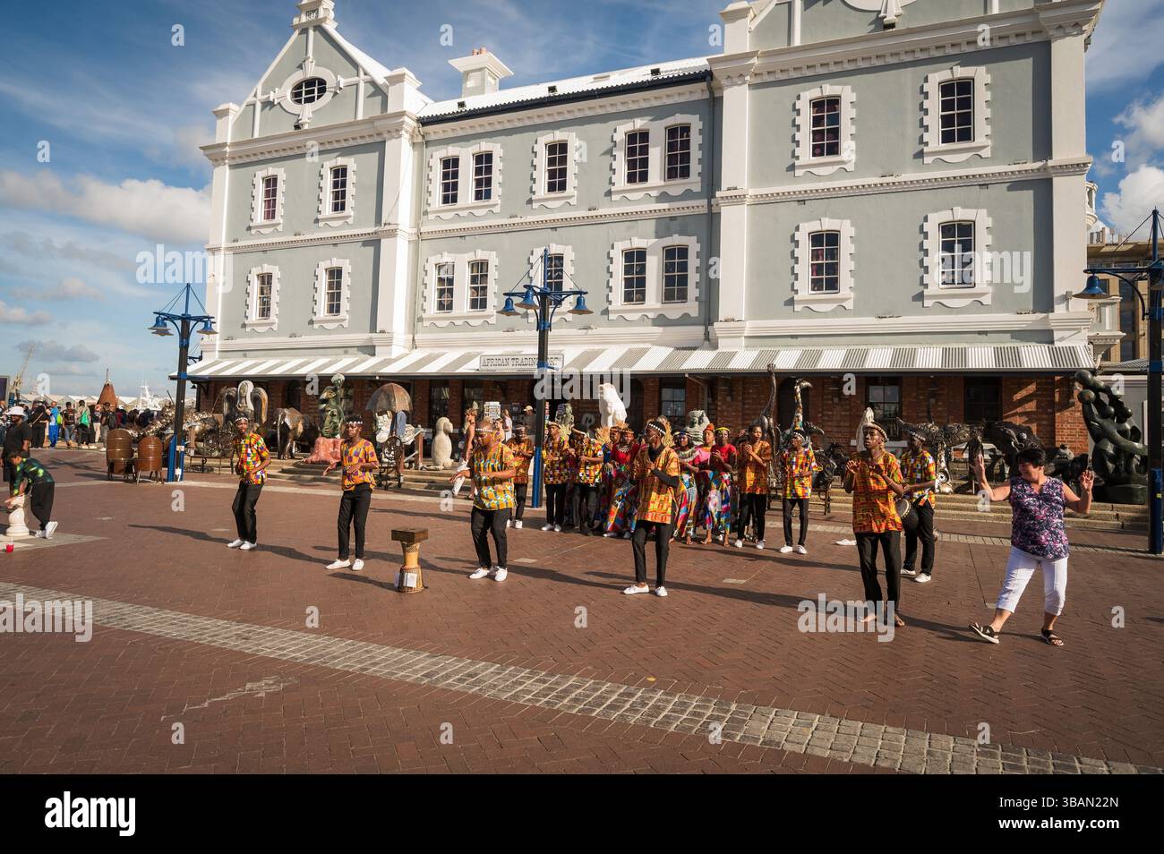 Ballerini tradizionali si esibiscono al V&A Waterfront di città del Capo in Sudafrica. Foto Stock