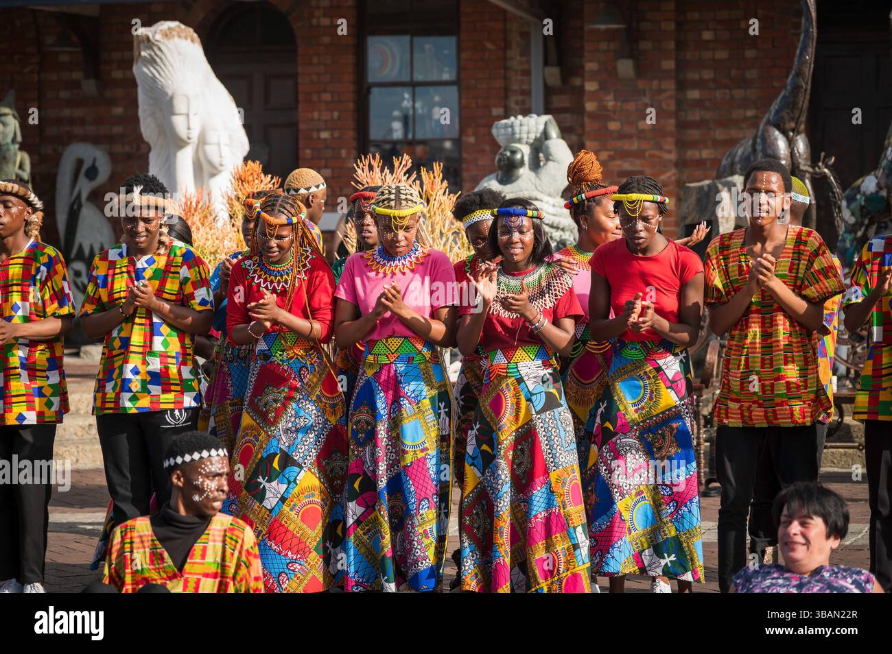 Ballerini tradizionali si esibiscono al V&A Waterfront di città del Capo in Sudafrica. Foto Stock
