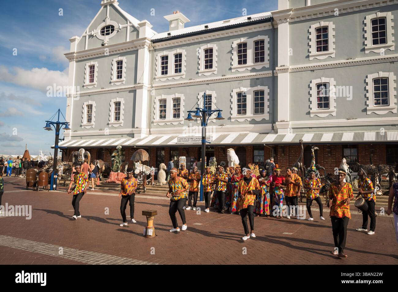 Ballerini tradizionali si esibiscono al V&A Waterfront di città del Capo in Sudafrica. Foto Stock