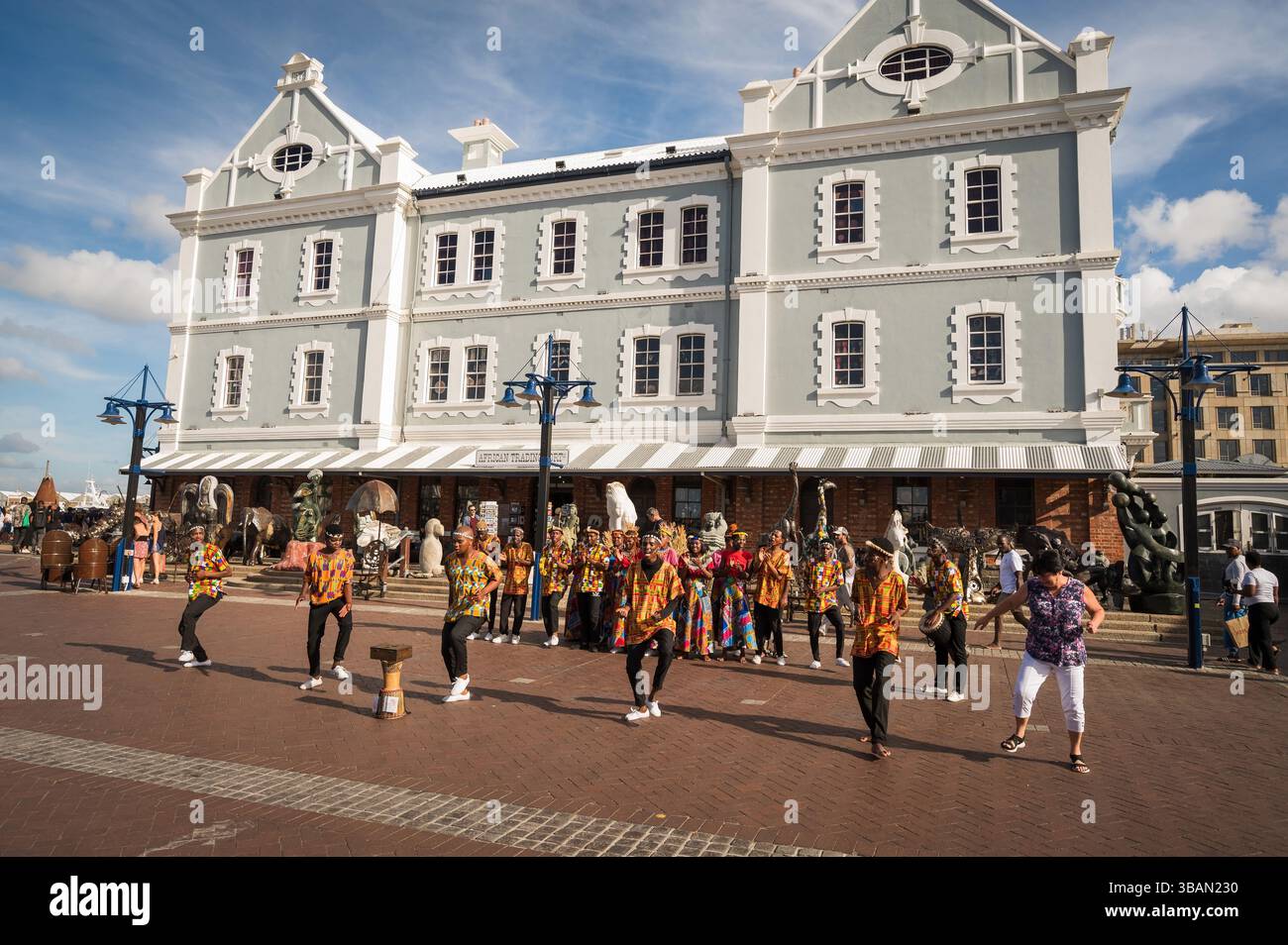 Ballerini tradizionali si esibiscono al V&A Waterfront di città del Capo in Sudafrica. Foto Stock