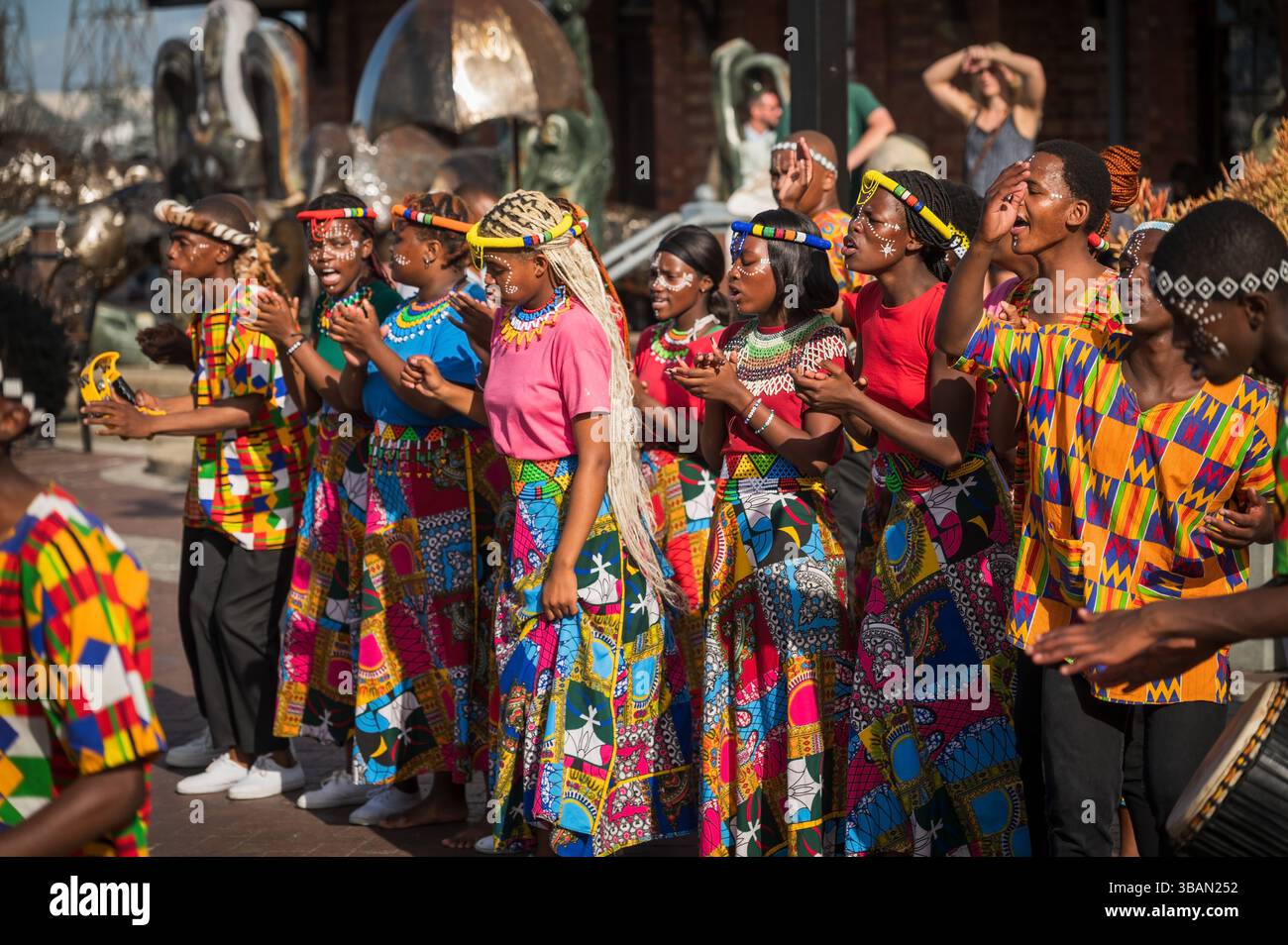 Ballerini tradizionali si esibiscono al V&A Waterfront di città del Capo in Sudafrica. Foto Stock