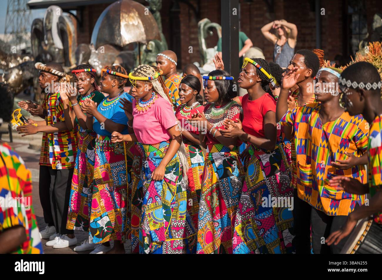 Ballerini tradizionali si esibiscono al V&A Waterfront di città del Capo in Sudafrica. Foto Stock