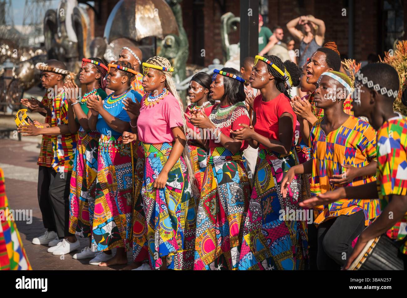 Ballerini tradizionali si esibiscono al V&A Waterfront di città del Capo in Sudafrica. Foto Stock