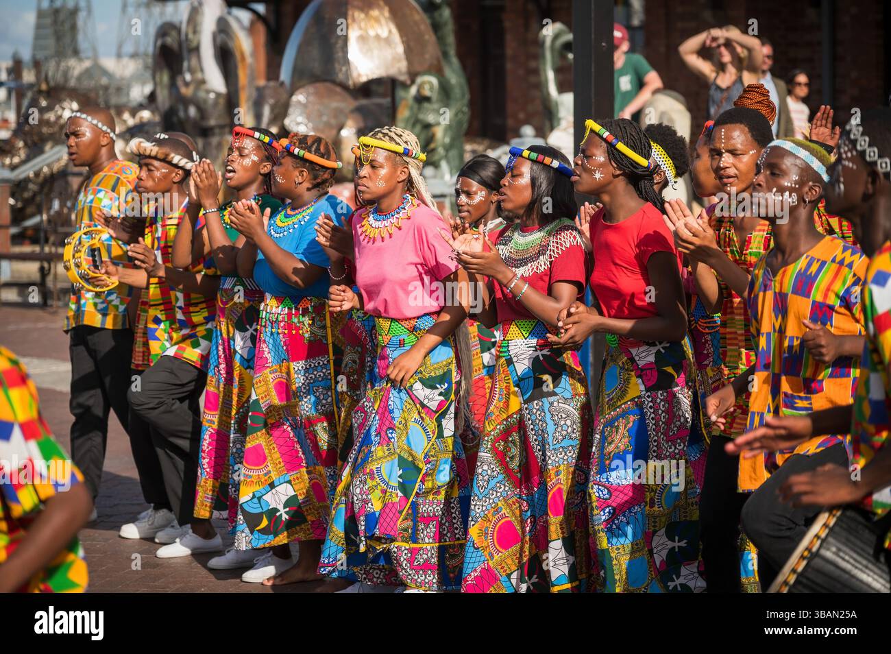 Ballerini tradizionali si esibiscono al V&A Waterfront di città del Capo in Sudafrica. Foto Stock