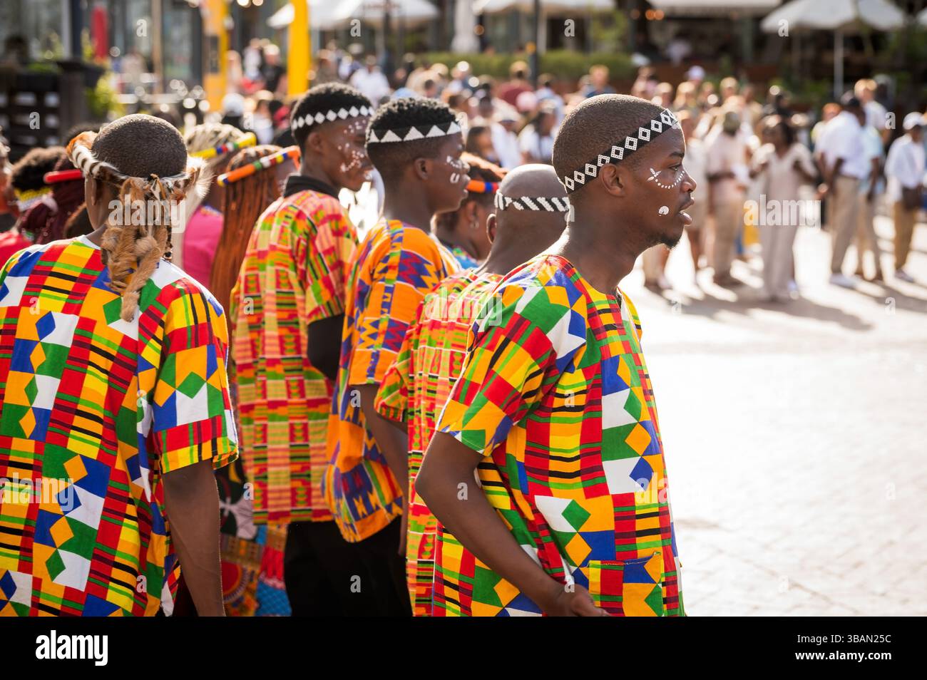 Ballerini tradizionali si esibiscono al V&A Waterfront di città del Capo in Sudafrica. Foto Stock
