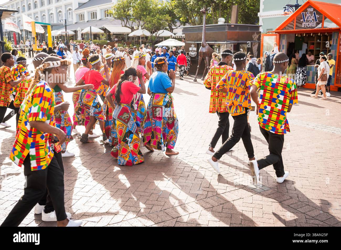 Ballerini tradizionali si esibiscono al V&A Waterfront di città del Capo in Sudafrica. Foto Stock